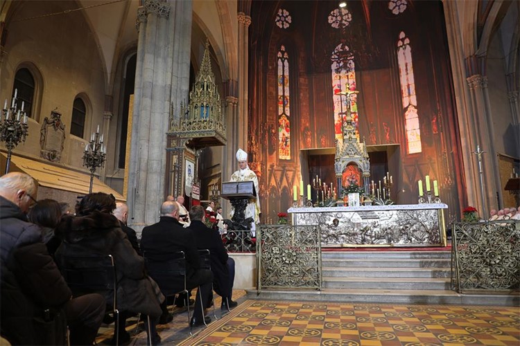 Nadbiskup Kutleša slavio misu polnoćku u Zagrebačkoj katedrali